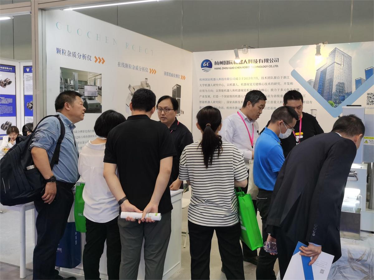 國辰展位上，到訪客戶圍觀、了解產品